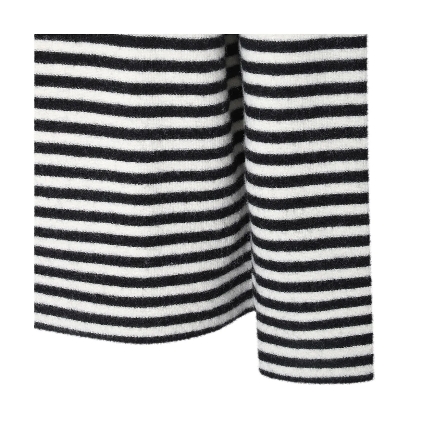 white_and_black_wool_knit_2.webp WHITE AND BLACK WOOL KNITWEAR